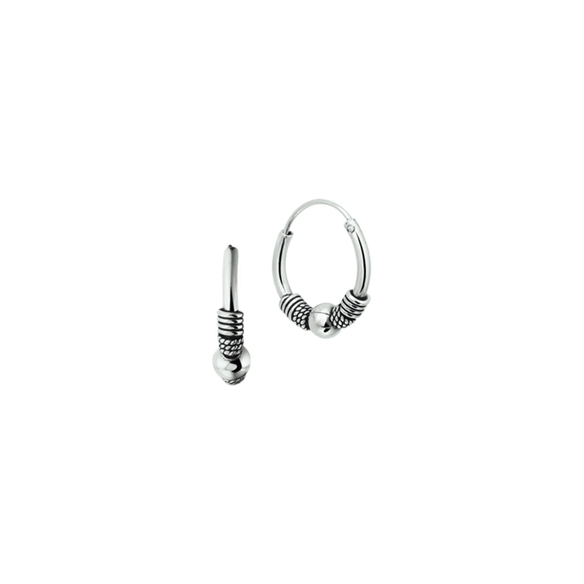Orecchini alla creola in argento ossidato con dettagli a spirale.