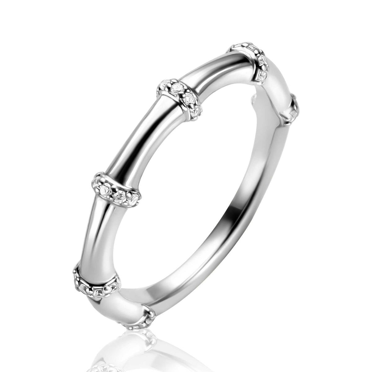 Anello in argento con dettagli decorativi e piccole pietre brillanti.