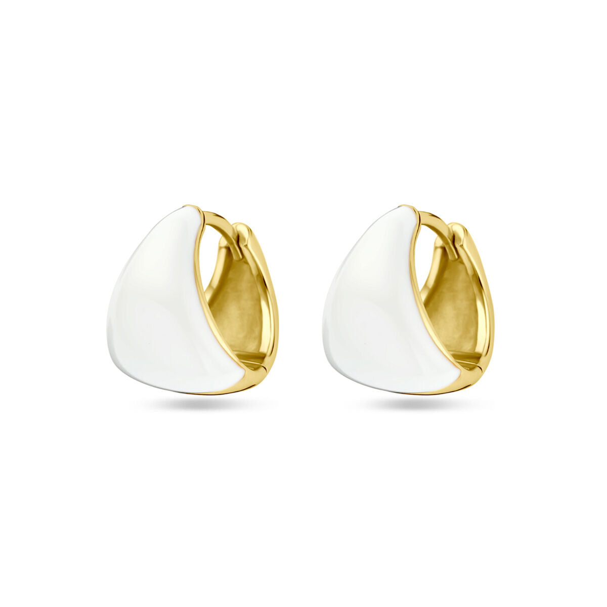 Een paar Van der Kooij Collectie klapoorringen met emaille 15 mm zilver verguld (geel) met gladde witte emaille accenten en scharniersluiting, afgebeeld tegen een effen witte achtergrond.
