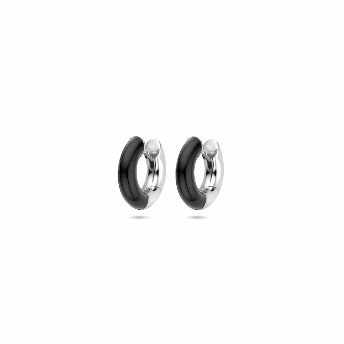 Zilveren klapoorringen met zwart emaille, 4 mm breed en gerhodineerd voor een glanzende afwerking.