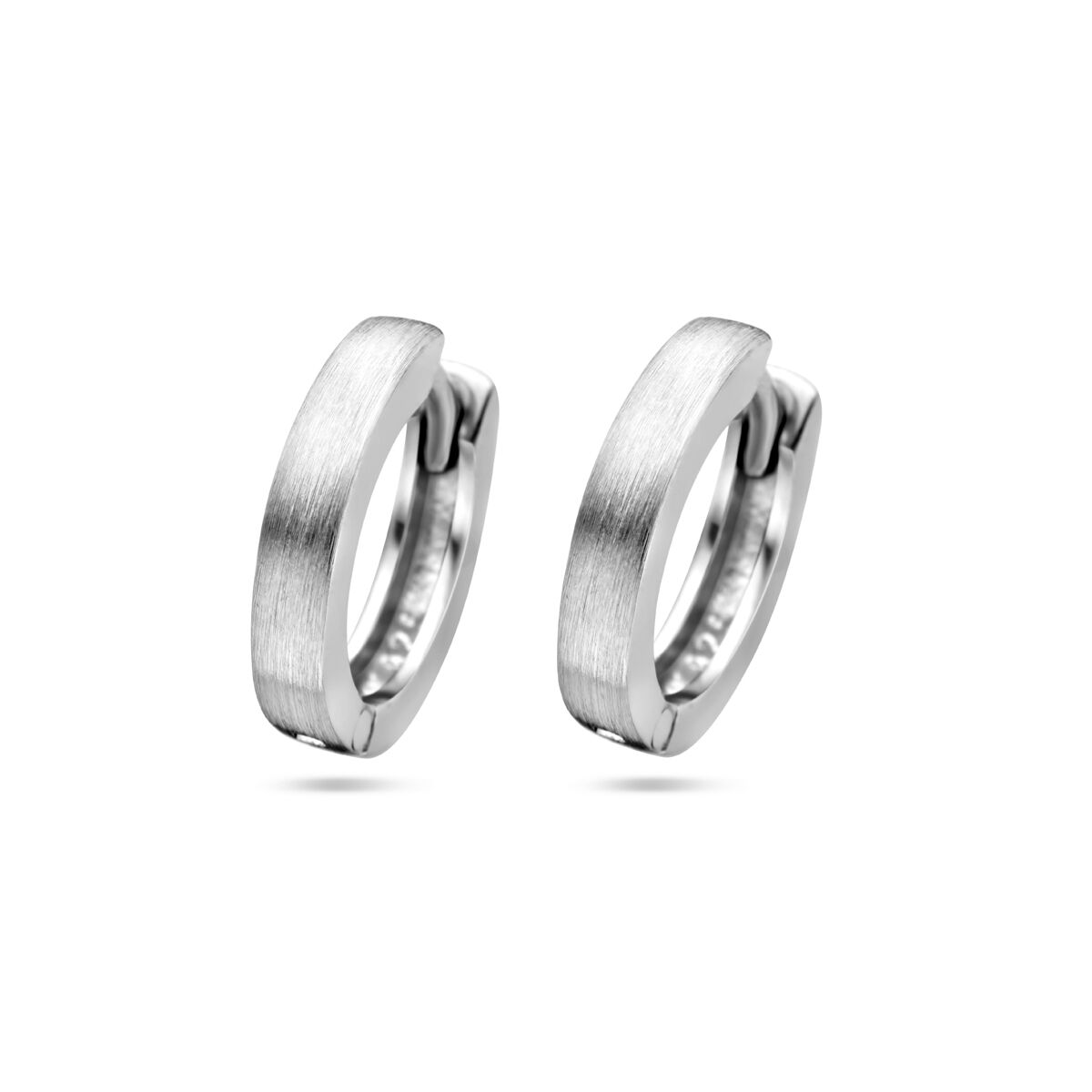 Orecchini alla creola in argento rodiato, finitura opaca, larghezza 2,5 mm.