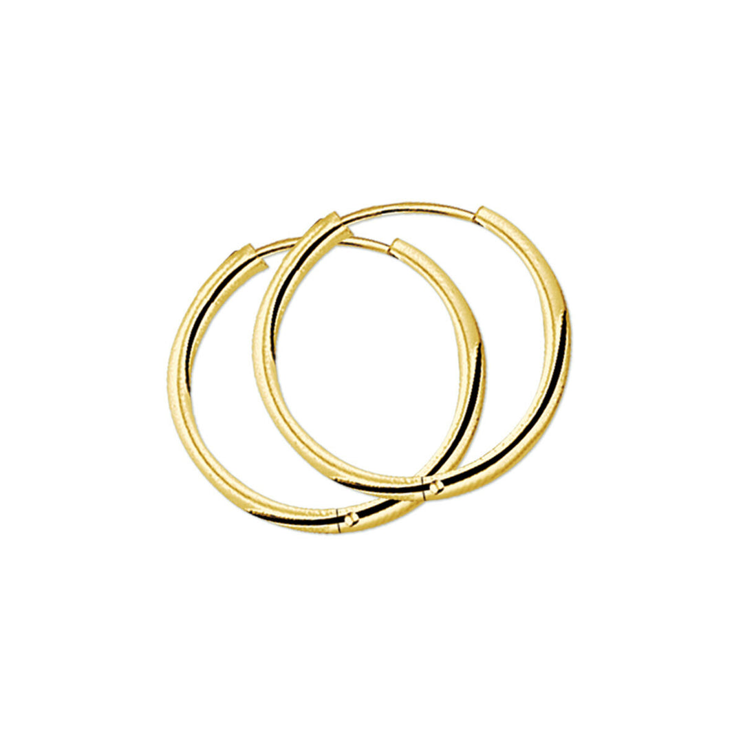 Twee strakke klapoorringen 2,5 mm ronde buis 14K geelgoud van Van der Kooij Collectie overlappen elkaar op een witte achtergrond - elegante dames oorbellen perfect voor elke gelegenheid.