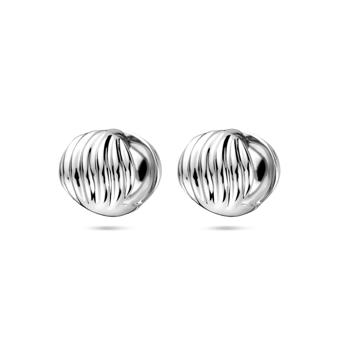 Zilveren klapoorringen van 14 mm met een gerhodineerde afwerking en een golvende structuur.