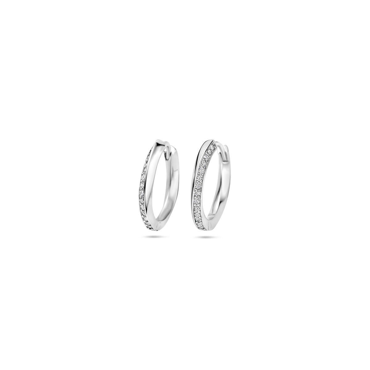 Zilveren klapoorringen van 16 mm met gerhodineerde afwerking en zirkonia steentjes.