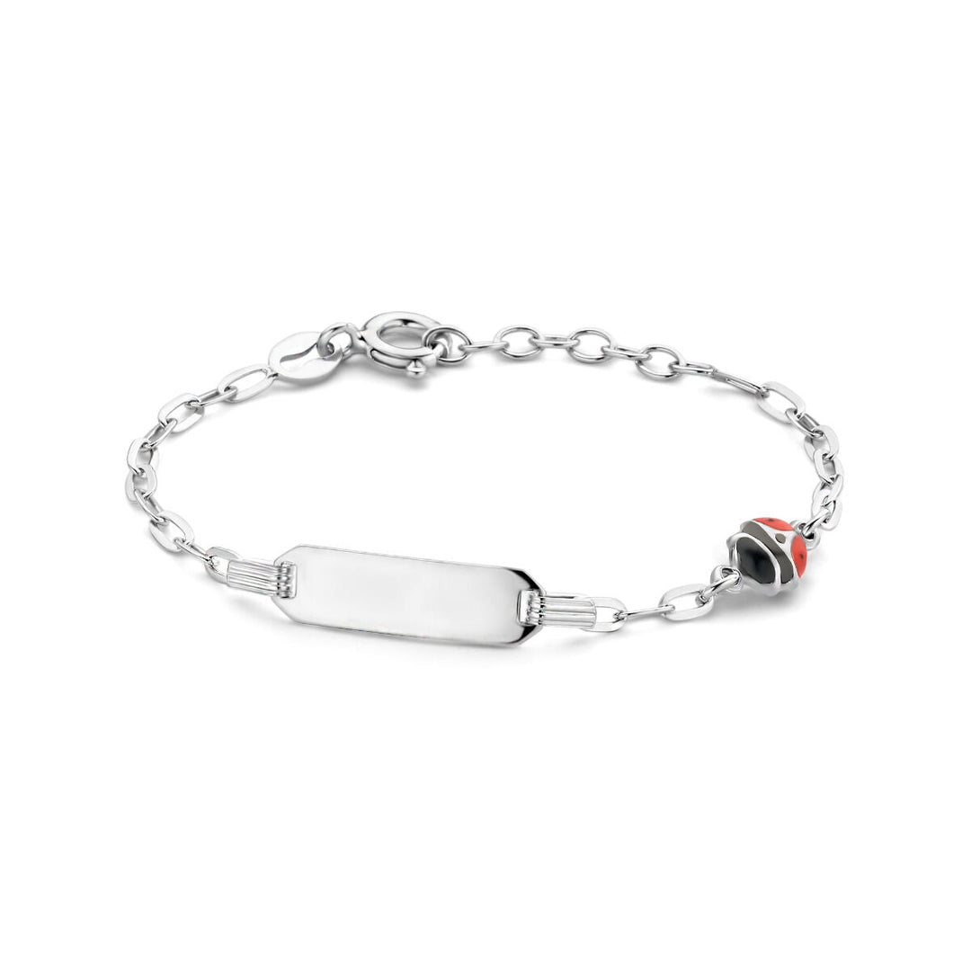 De Van der Kooij Collectie Baby armband zilver lieveheersbeestje plaat 5,0 mm gerhodineerd is een unisex zilveren schakelarmband met een ovaal naamplaatje en rood-zwarte lieveheersbeestje bedel, perfect als geboortecadeau. Voorzien van een veilige karabijnsluiting.