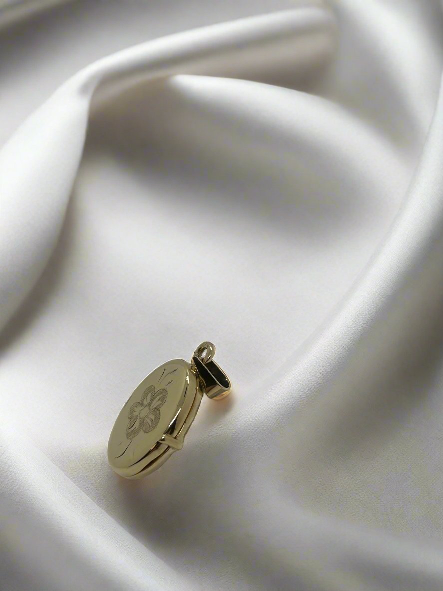 Ciondolo medaglione vintage in oro 14k con motivo floreale, peso 3,4 g.