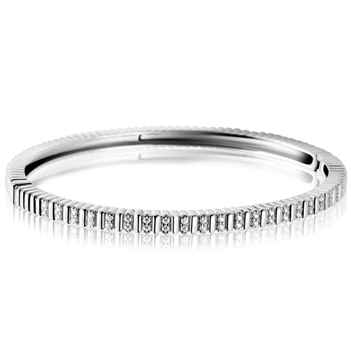 Bracciale in argento con dettagli incastonati di pietre brillanti, forma rigida e finitura lucida.