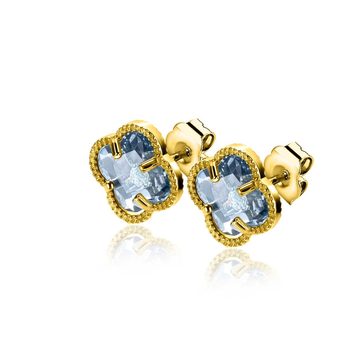 Orecchini in oro con pietra azzurra a forma di fiore.