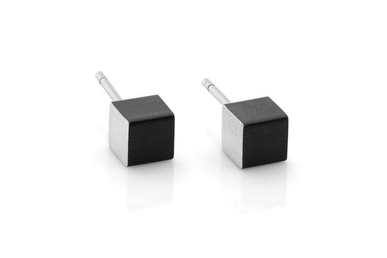 Orecchini a cubo neri con finitura argentata.