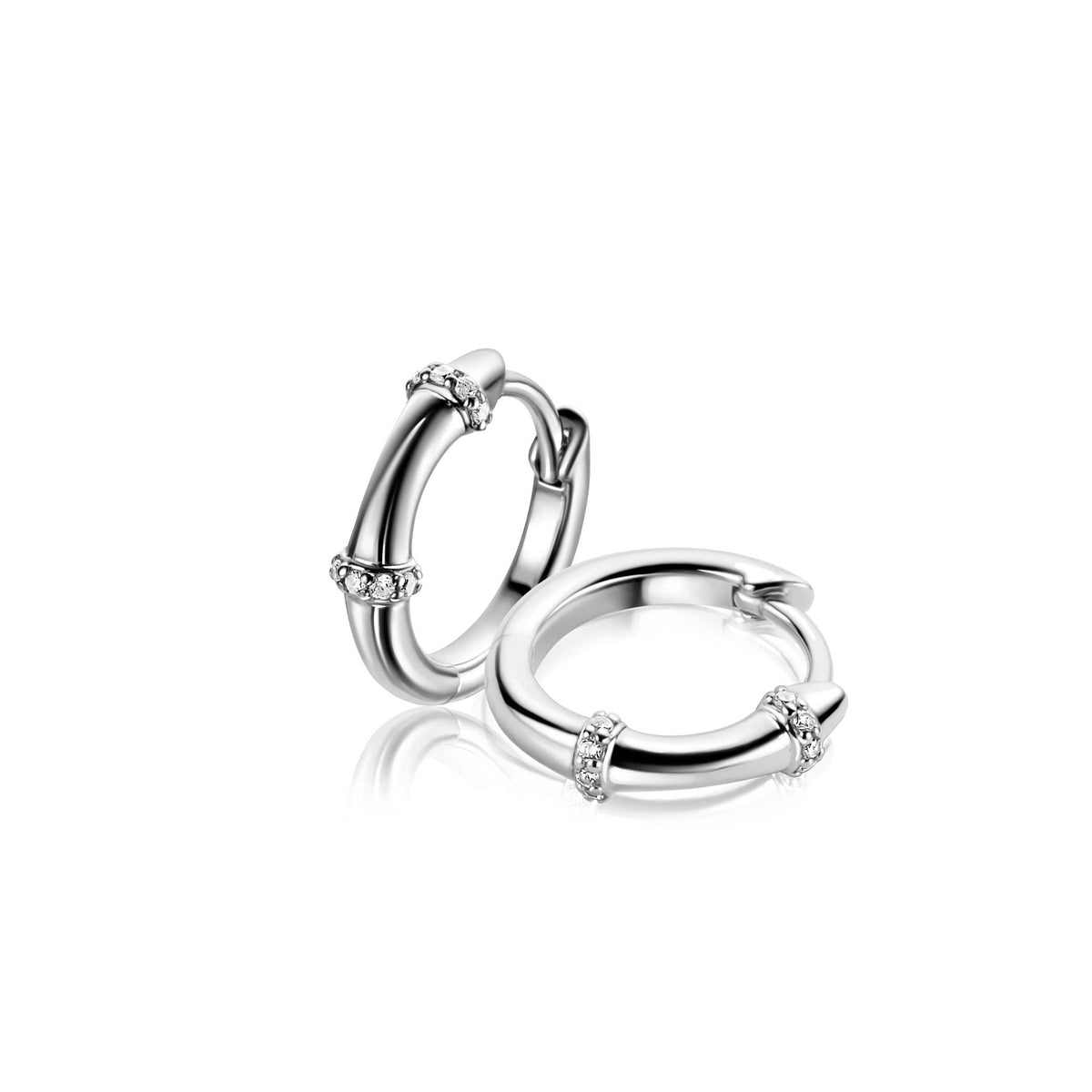 Orecchini in argento con dettagli in zirconia, forma a cerchio con chiusura a scatto.