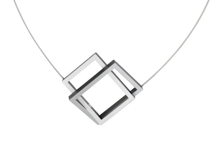 Collana con due rettangoli sovrapposti in nero e argento.