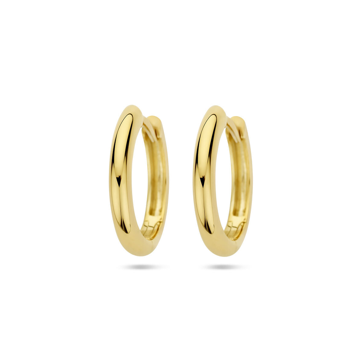 Orecchini alla creola in oro giallo, spessore 2,5 mm, forma semitonda.