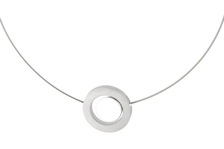 Collana con un cerchio in una ringhiera argentata.