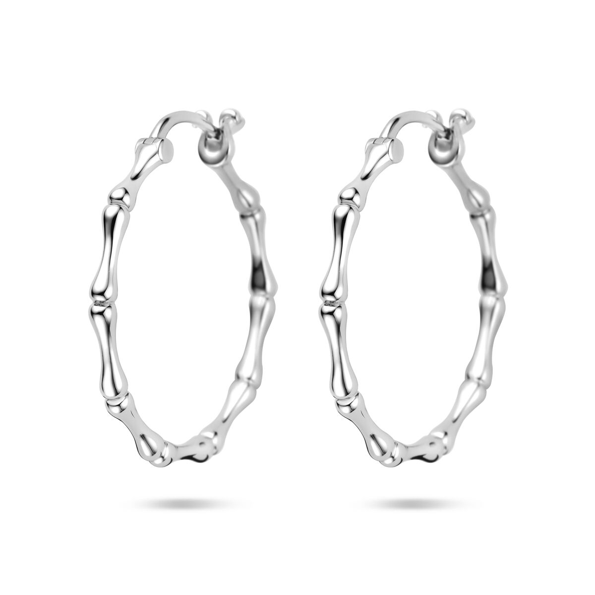 Orecchini alla creola in argento rodiato 925 con design a forma di bastoncini.