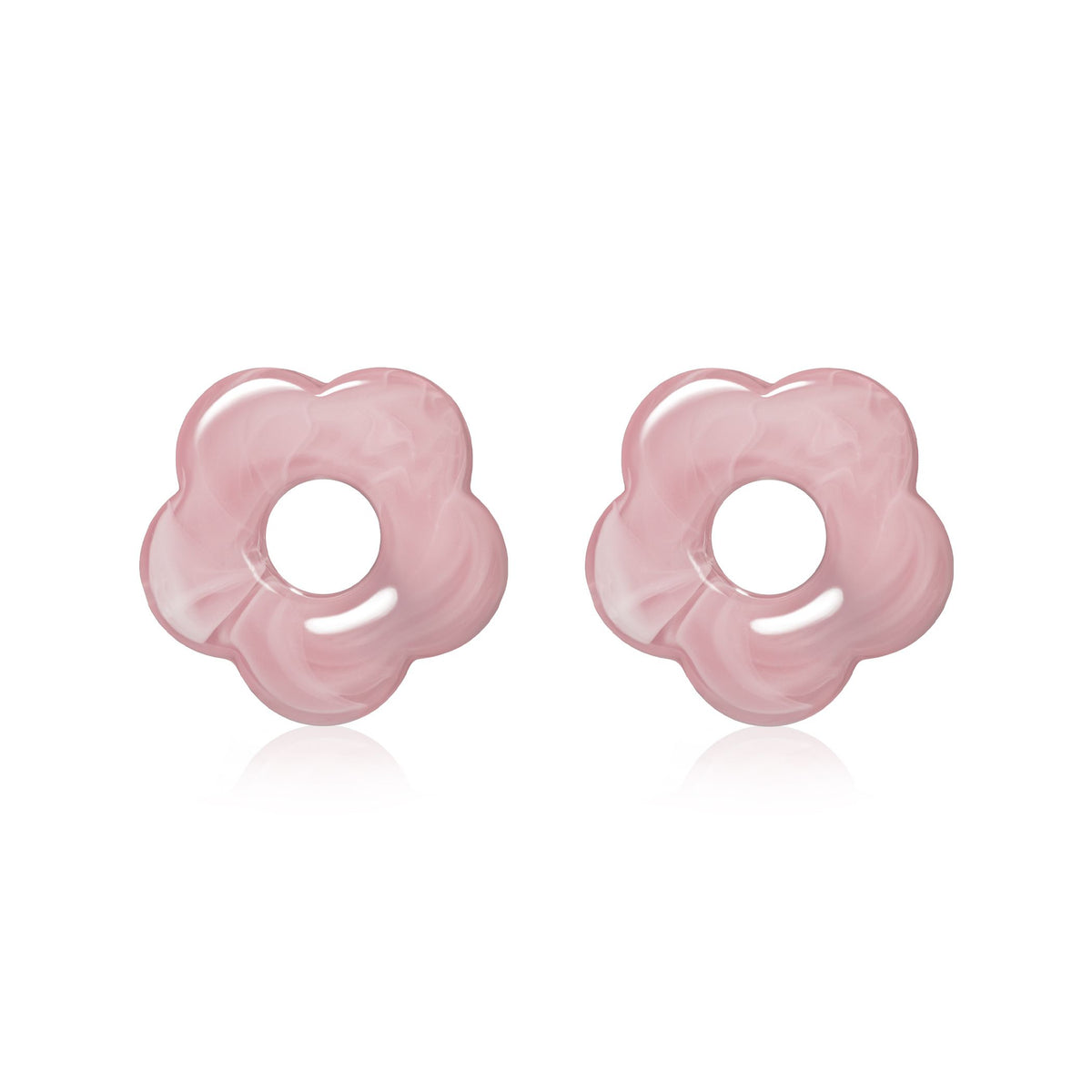 Orecchini a forma di fiore rosa in materiale lucido.
