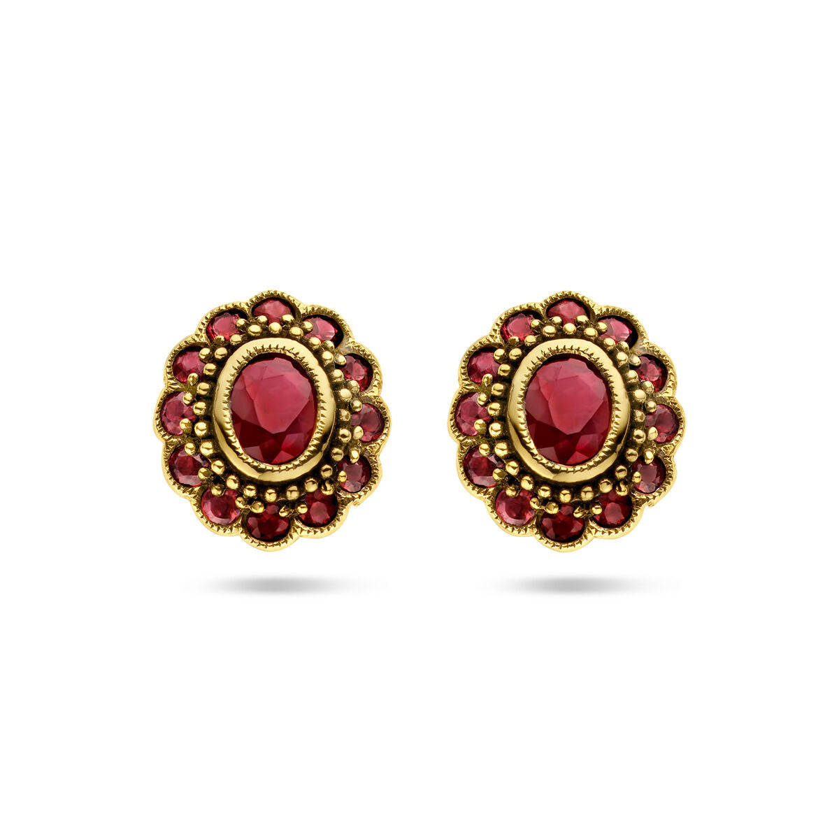 Orecchini in oro giallo 14K con rubini, design rotondo e dettagli floreali.