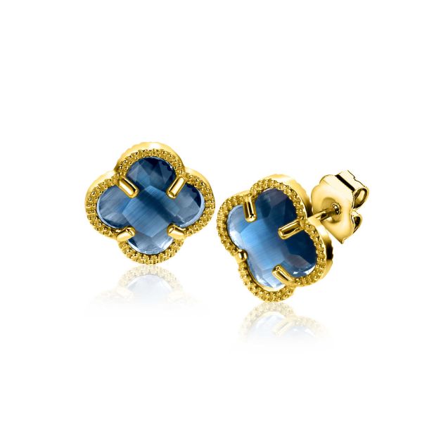 Orecchini dorati con pietra blu a forma di quadrifoglio.