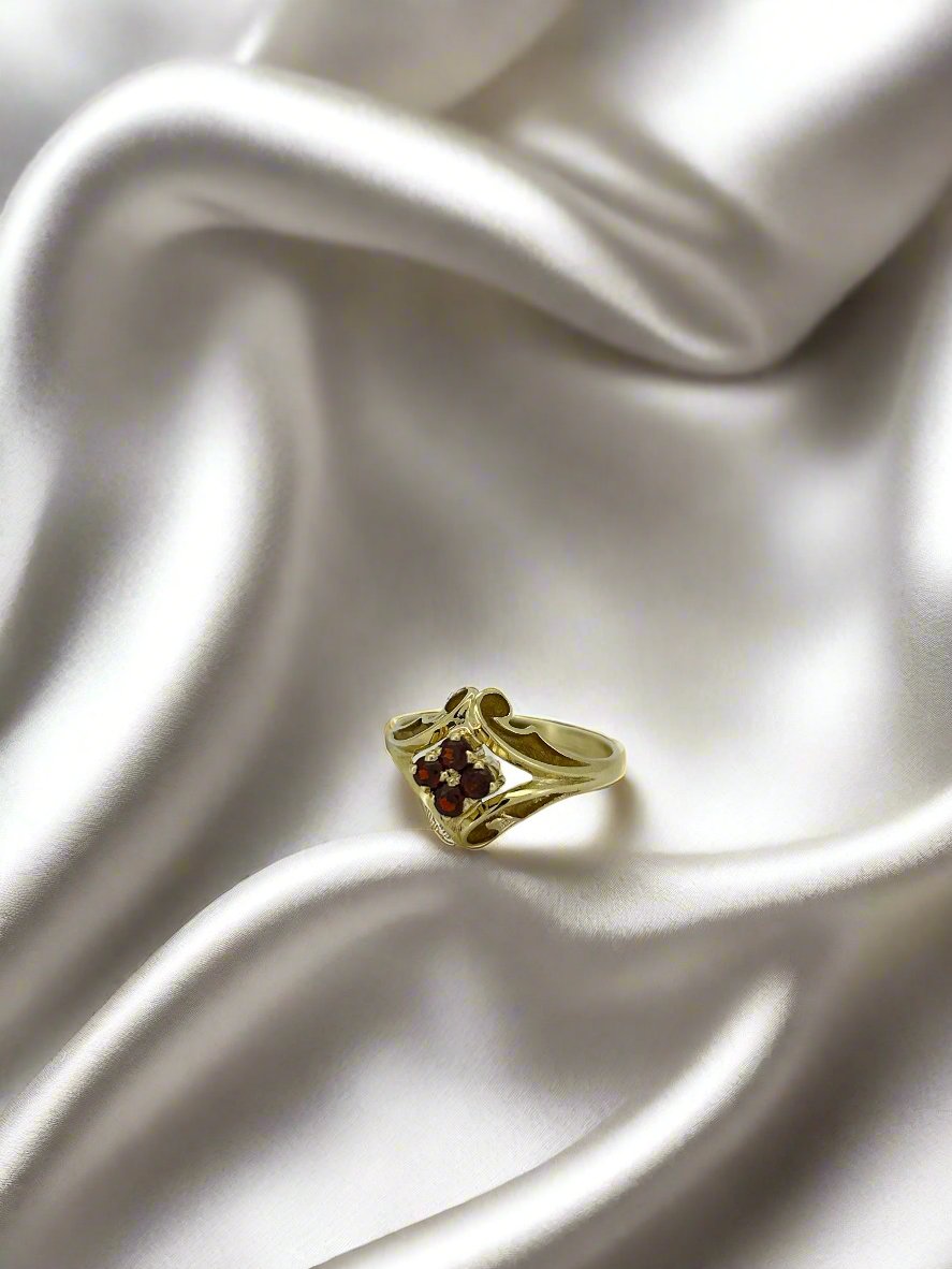 Anello vintage in oro giallo 14k con granato rosso.