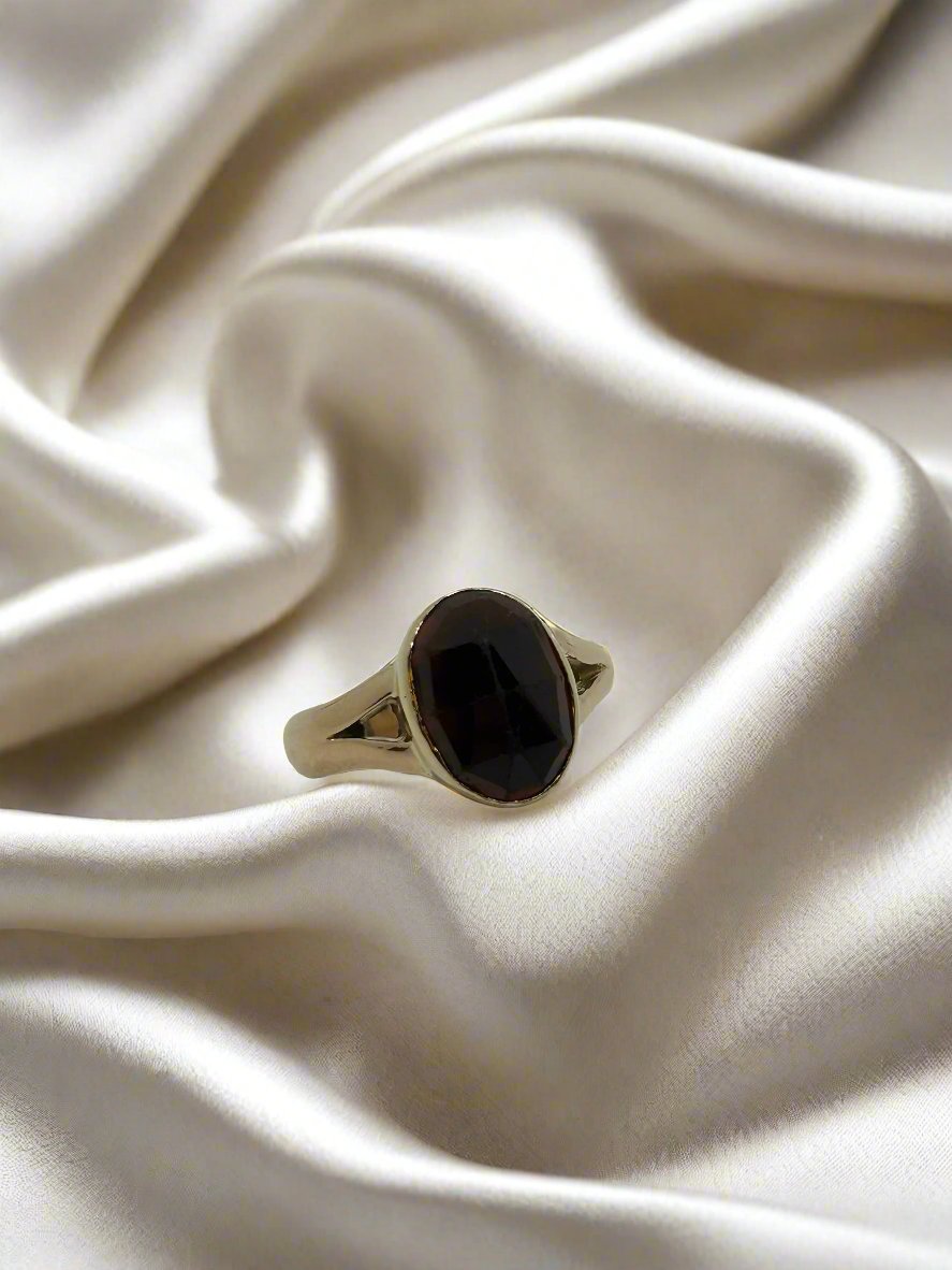 Anello vintage in oro 14k con granato ovale, peso 5,5 gr.