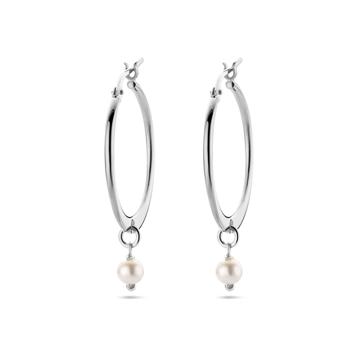 Orecchini argentati con perla sintetica pendente.