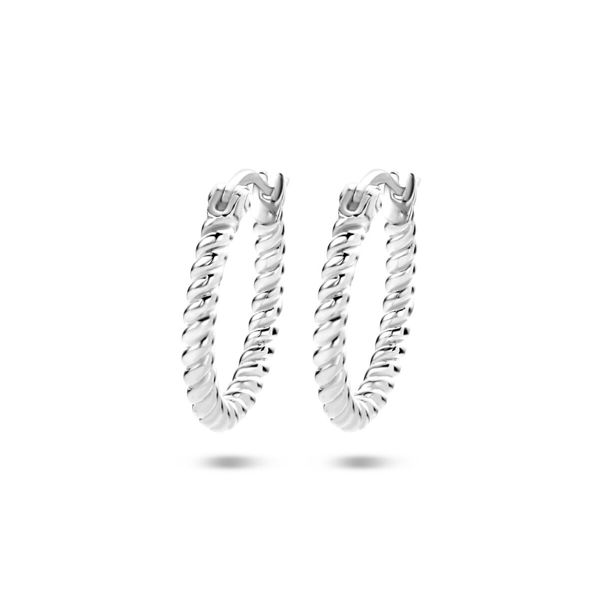 Een paar Van der Kooij Collectie oorringen gedraaid zilver gerhodineerd met een gedraaide textuur, ontworpen voor dames en afgebeeld op een witte achtergrond.