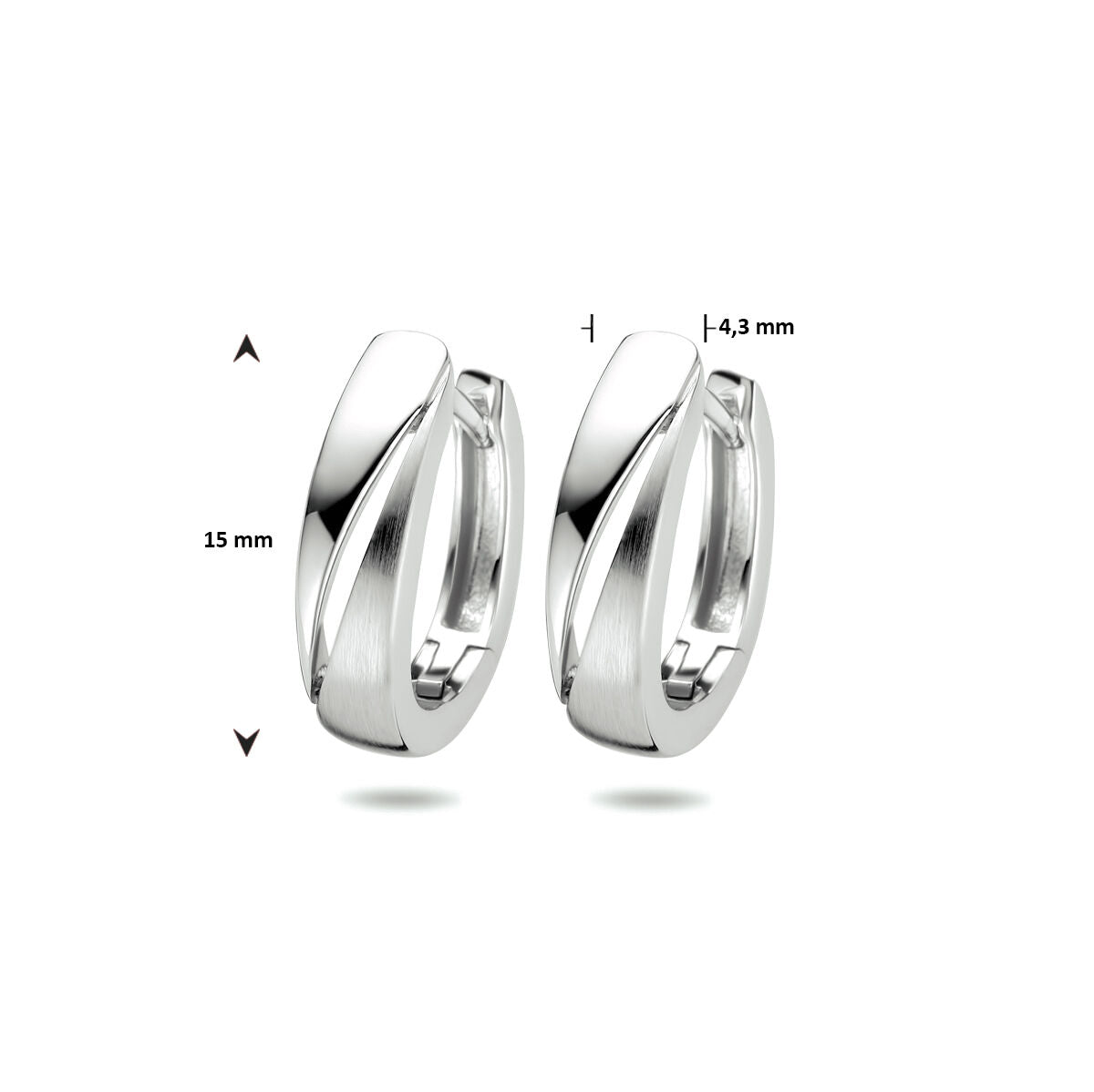 Een paar klapoorbellen poli/mat zilver gerhodineerd door Van der Kooij Collectie, met een modern gedraaid ontwerp. Deze 925 zilver dames oorbellen zijn 15 mm hoog en 4,3 mm breed, afgebeeld op een witte achtergrond met maataanduidingen.