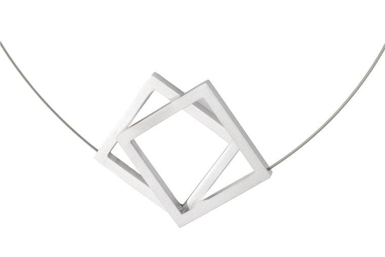 Collana con due grandi quadrati in metallo argentato.