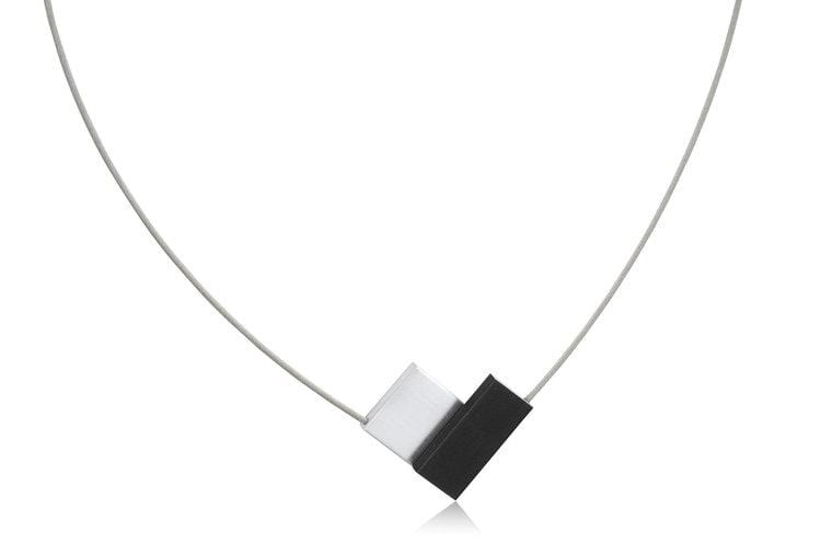 Collana a V Nera C150Z