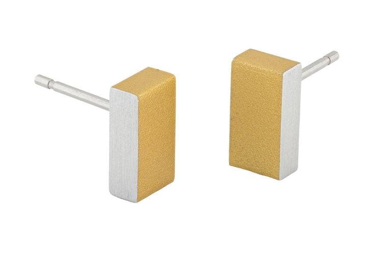 Orecchini rettangolari bicolore in oro giallo e argento opaco.