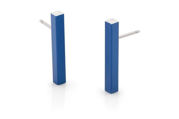 Orecchini a barre blu con chiusura in metallo.