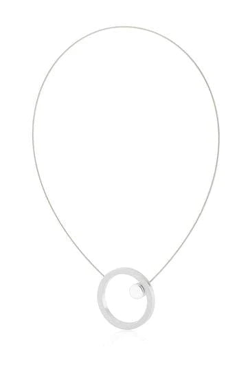 Collana con grande anello e cerchio lucido.