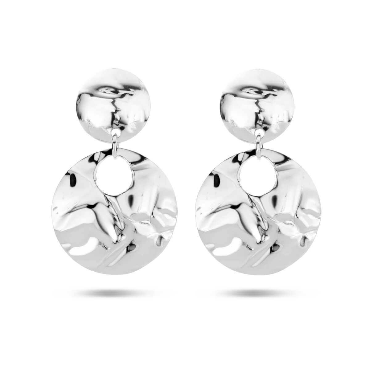 Orecchini in argento rodiato con finitura martellata, forma rotonda e pendente.