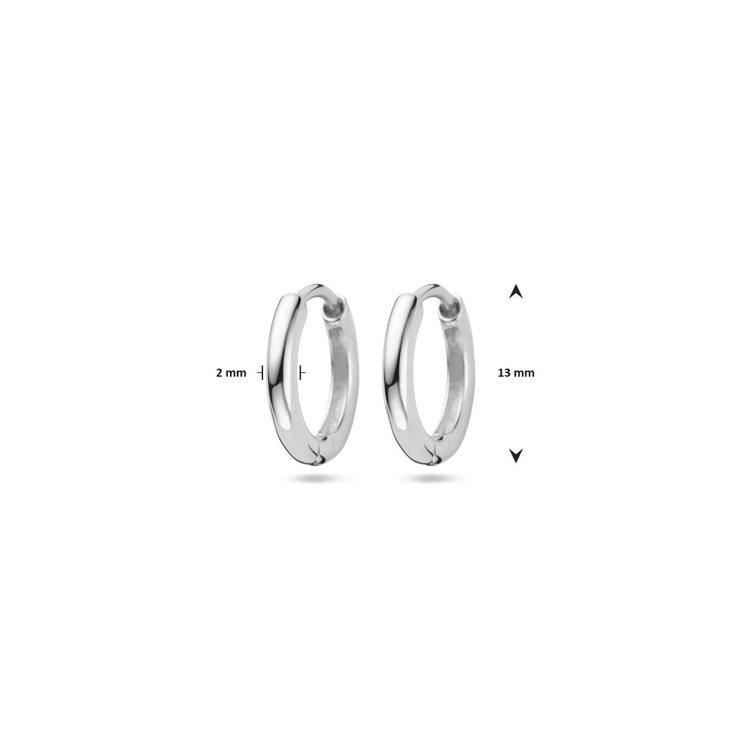 Een paar Van der Kooij Collectie zilveren gerhodineerd oorringen 2,0 mm voor oorringhangers wordt getoond op een witte achtergrond, met pijlen die de dikte van 2 mm en de diameter van 13 mm aangeven.