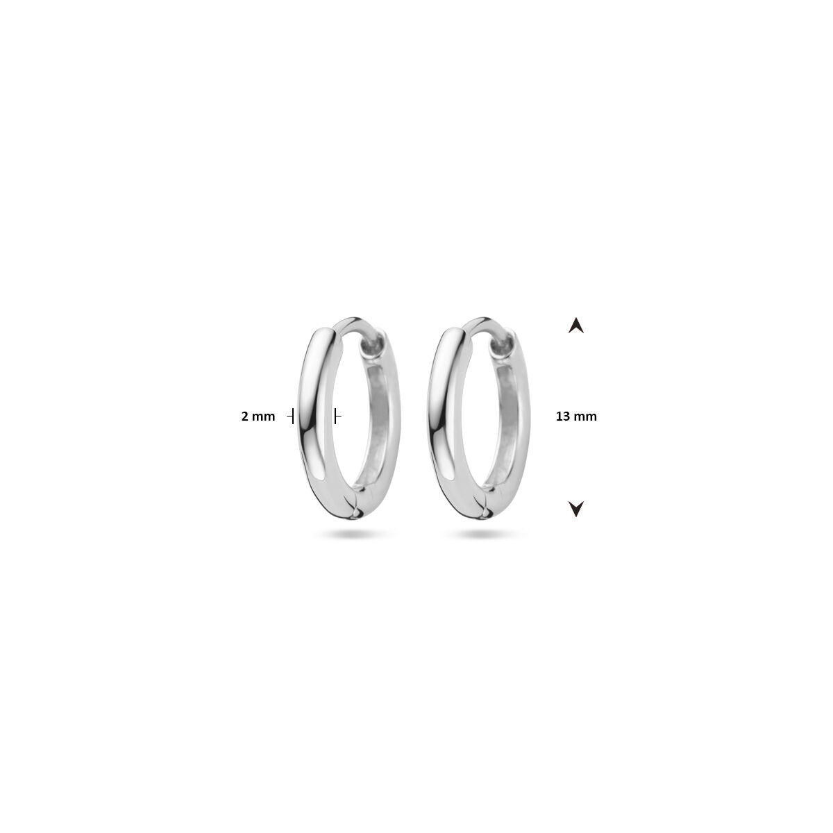 Een paar Van der Kooij Collectie zilveren gerhodineerd oorringen 2,0 mm voor oorringhangers wordt getoond op een witte achtergrond, met pijlen die de dikte van 2 mm en de diameter van 13 mm aangeven.