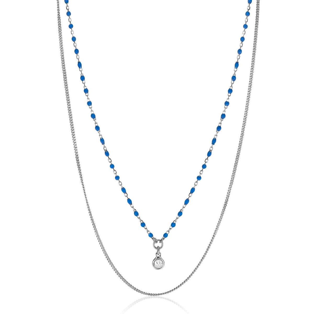 Collana in argento con perline blu e pendente rotondo trasparente.