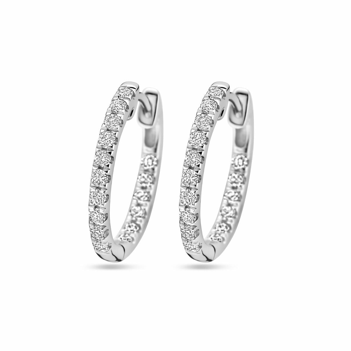 Klapoorringen van 14K witgoud met lab grown diamanten, totaal 0.46ct, bezet met sprankelende steentjes.