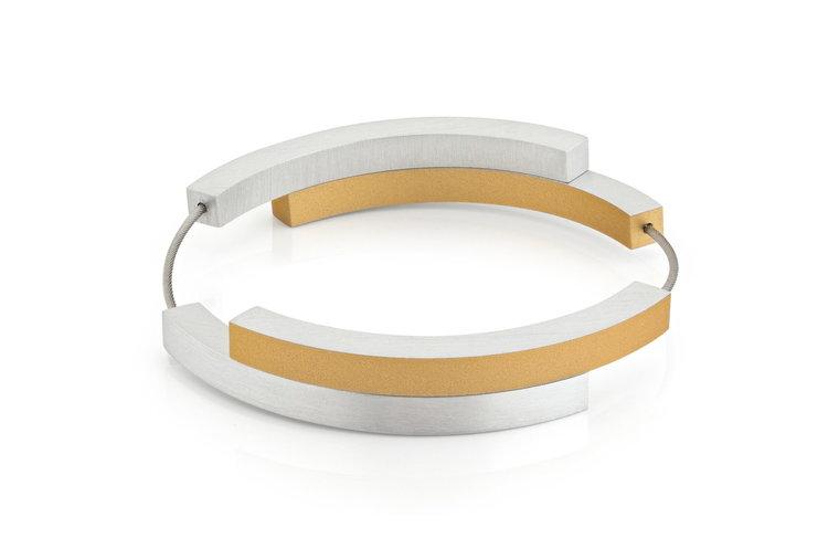 Bracciale con quattro archi, color oro e argento, design moderno e minimalista.