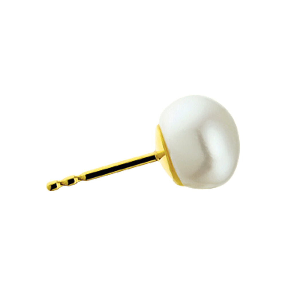 Een oorknop uit de Van der Kooij Collectie: oorknoppen parel 14K geelgoud, met een ronde witte zoetwaterparel, getoond op een witte achtergrond.