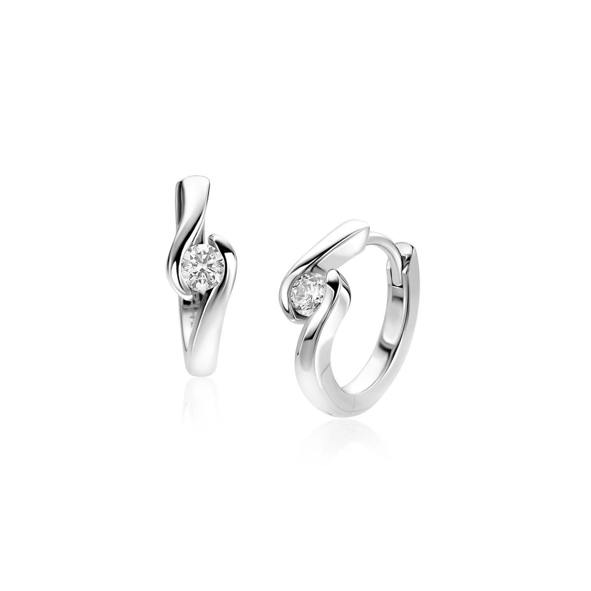 Orecchini argentati con zircone bianca rotonda, design ondulato, dimensioni 14 x 4 mm.