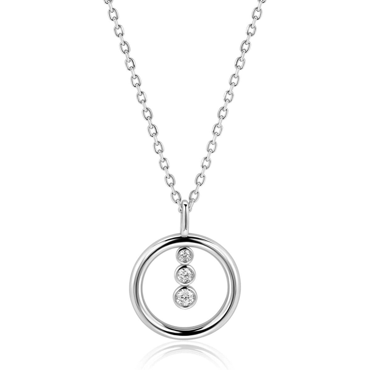 Zilveren ketting van 45 cm met een ronde hanger van 18 mm en drie kleine steentjes.
