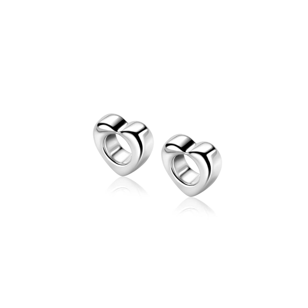 Orecchini a forma di cuore in argento lucido.
