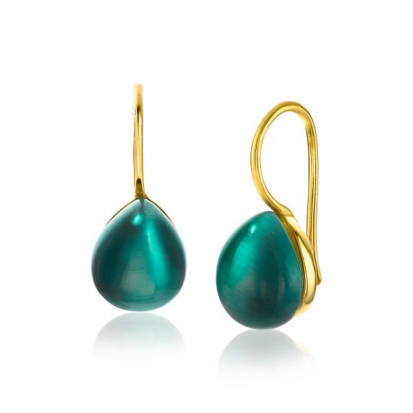 Orecchini pendenti in oro con goccia di colore verde smeraldo.