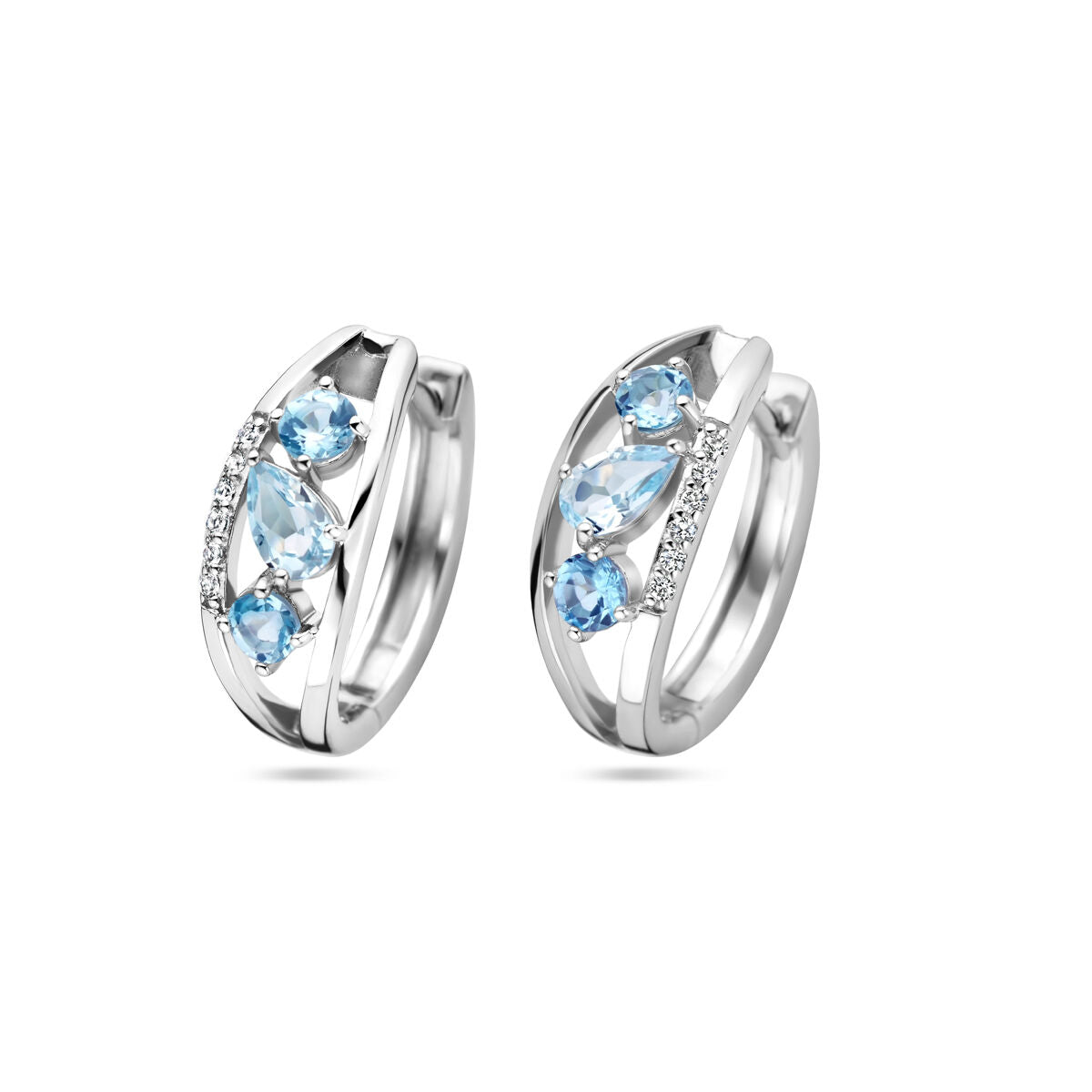 Orecchini alla creola in argento rodiato con topazi azzurri e dettagli in zirconia.
