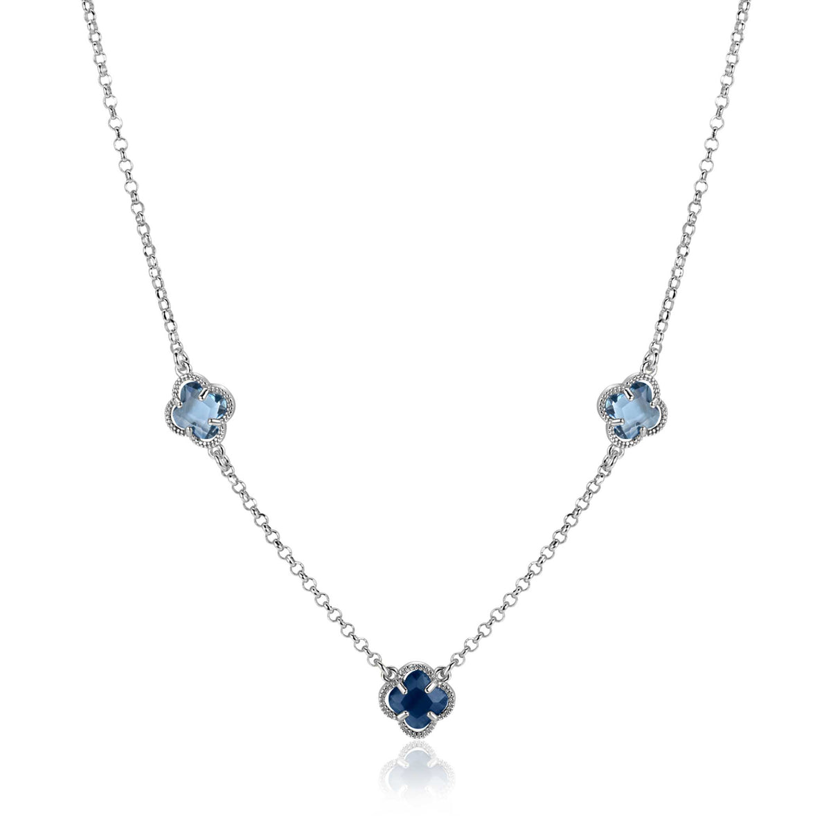 Collana in argento con tre fiori, due blu e uno blu scuro, lunghezza 42-45 cm.