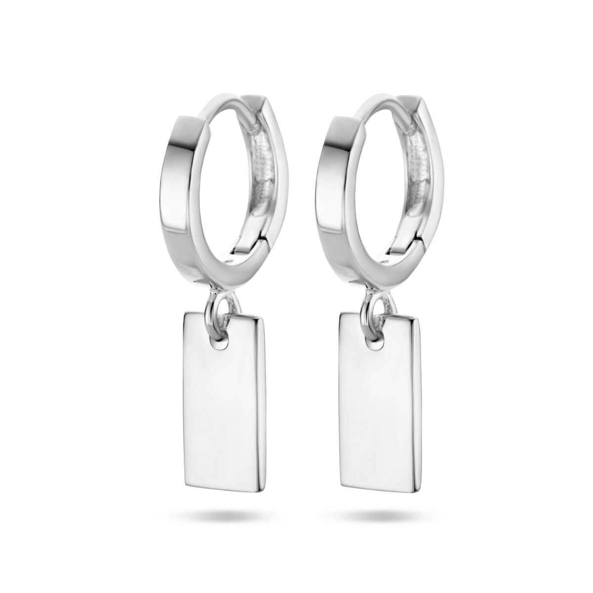 Orecchini alla creola in argento rodiato con pendente rettangolare.