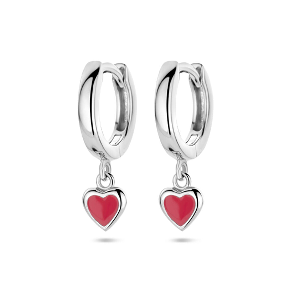 Een paar Van der Kooij Collectie klapoorringen hart rood emaille 18 mm, gemaakt van gerhodineerd zilver, met kleine rode emaille hart hangers, getoond op een effen witte achtergrond.