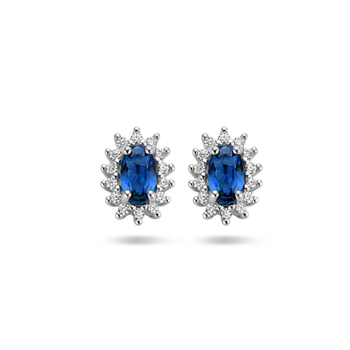 Orecchini in argento rodiato con zaffiro sintetico ovale e halo di zirconi.