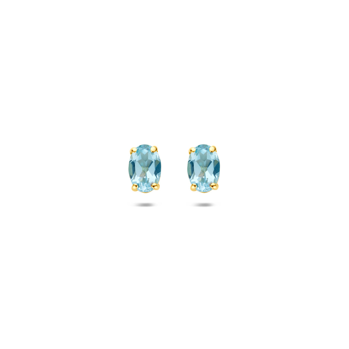 Orecchini in oro giallo 9k con topazi blu ovali da 6 mm.
