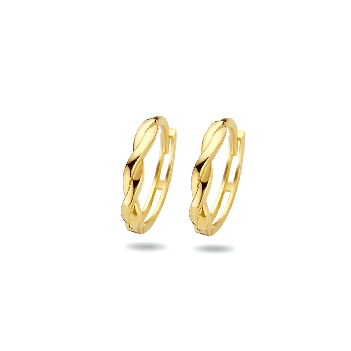 Orecchini alla creola in oro giallo 9k, con design intrecciato, diametro di 14,5 mm.