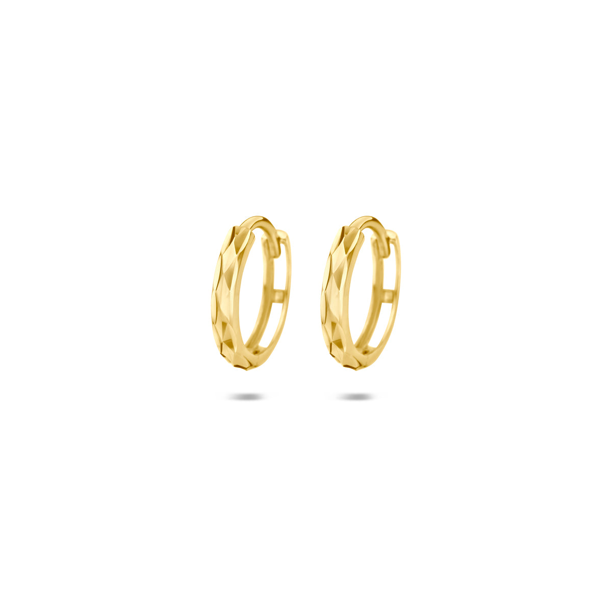 Orecchini alla creola in oro giallo 9K, diametro di 11,5 mm, con finitura diamantata.